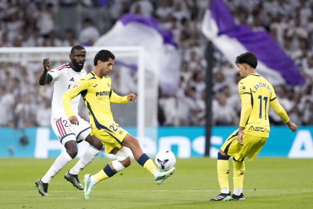 LA LIGA EA Sports - Real Madrid vs Villarreal MADRID, SPAIN - October 10:Ayoze Perez of Villarreal controls the ball during the La Liga 2026 27 match between Real Madrid and Villarreal at Santiago Bernabeu Stadium. (Photo by Guille Martinez f22photo) Madrid Santiago Bernabeu Stadium Spain Copyright: xGuillermoxMartinezx