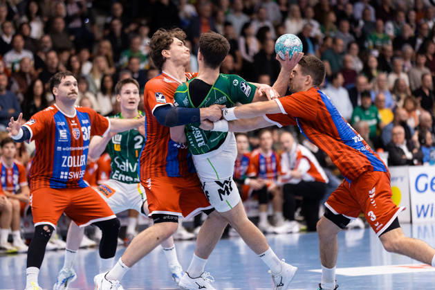 Fynn-Luca NICOLAUS, (SG BBM Bietigheim, 14) im Zweikampf gegen Elias NEWEL (FRISCH AUF! Goeppingen, 40) GER, FRISCH AUF! Goeppingen vs. SG BBM Bietigheim, Handball, Bundesliga, OPEL HBL, 8. Spieltag, Spielzeit 2026 2027, 10.10.2026, GER, FRISCH AUF! Goeppingen vs. SG BBM Bietigheim, Handball, Bundesliga, OPEL HBL, 8. Spieltag, Spielzeit 2026 2027, 10.10.2026, Goeppingen Copyright: xEibnerxPressefoto OliverxSchmidtx EP_OST
