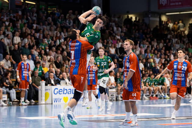 Rutger TEN VELDE (FRISCH AUF! Goeppingen, 05) im Zweikampf gegen Domikin CLAUS (SG BBM Bietigheim, 07) GER, FRISCH AUF! Goeppingen vs. SG BBM Bietigheim, Handball, Bundesliga, OPEL HBL, 8. Spieltag, Spielzeit 2026 2027, 10.10.2026, GER, FRISCH AUF! Goeppingen vs. SG BBM Bietigheim, Handball, Bundesliga, OPEL HBL, 8. Spieltag, Spielzeit 2026 2027, 10.10.2026, Goeppingen Copyright: xEibnerxPressefoto OliverxSchmidtx EP_OST