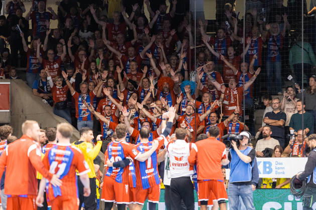 Die Bietigheimer Spieler jubeln nach dem Spiel ueber den Sieg mit den mitgereisten Fans, Auswaertssieg GER, FRISCH AUF! Goeppingen vs. SG BBM Bietigheim, Handball, Bundesliga, OPEL HBL, 8. Spieltag, Spielzeit 2026 2027, 10.10.2026, GER, FRISCH AUF! Goeppingen vs. SG BBM Bietigheim, Handball, Bundesliga, OPEL HBL, 8. Spieltag, Spielzeit 2026 2027, 10.10.2026, Goeppingen Copyright: xEibnerxPressefoto OliverxSchmidtx EP_OST