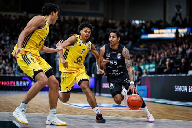 Eli Brooks (Gladiators Trier) im Zweikampf mit Brandon Angel (Alba Berlin) und Jack Kayil (Alba Berlin), Aktion Action Vet Concept Gladiators Trier vs Alba Berlin, Basketball, easyCredit BBL, 5. Spieltag, Saison 2026 2027, 10.10.2026 Vet Concept Gladiators Trier vs Alba Berlin, Basketball, easyCredit BBL, 5. Spieltag, Saison 2026 2027, 10.10.2026 Copyright: xEibnerxPressefotox EP_ANS