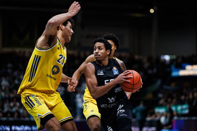 Eli Brooks (Gladiators Trier) im Zweikampf mit Brandon Angel (Alba Berlin) und Jack Kayil (Alba Berlin), Aktion Action Vet Concept Gladiators Trier vs Alba Berlin, Basketball, easyCredit BBL, 5. Spieltag, Saison 2026 2027, 10.10.2026 Vet Concept Gladiators Trier vs Alba Berlin, Basketball, easyCredit BBL, 5. Spieltag, Saison 2026 2027, 10.10.2026 Copyright: xEibnerxPressefotox EP_ANS