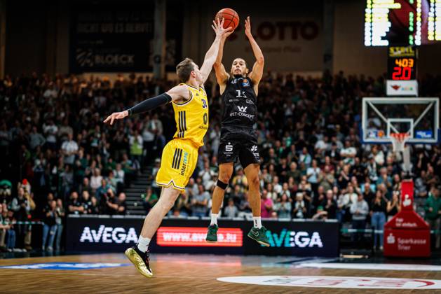 Jordan Roland (Gladiators Trier) im Zweikampf mit Justin Bean (Alba Berlin), Aktion Action Vet Concept Gladiators Trier vs Alba Berlin, Basketball, easyCredit BBL, 5. Spieltag, Saison 2026 2027, 10.10.2026 Vet Concept Gladiators Trier vs Alba Berlin, Basketball, easyCredit BBL, 5. Spieltag, Saison 2026 2027, 10.10.2026 Copyright: xEibnerxPressefotox EP_ANS