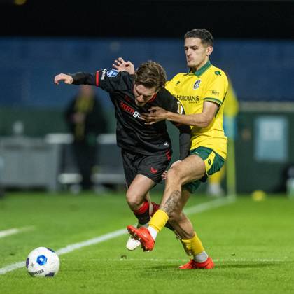 SITTARD , 10-10-2026 , Fortuna Sittard Stadium , season 2025 2026 , Dutch Eredivisie football , match between Fortuna Sittard and FC Twente , picture shows Fortuna Sittard player Justin Hubner FC Twente player Daan Rots Fortuna Sittard - Twente  x208125528x Copyright: