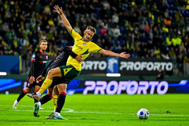 SITTARD , 10-10-2026 , Fortuna Sittard Stadium , season 2025 2026 , Dutch Eredivisie football , match between Fortuna Sittard and FC Twente , picture shows FC Twente player Marko Pjaca and Fortuna Sittard player Syb van Ottele battle for possession Fortuna Sittard - Twente  x208125589x Copyright: