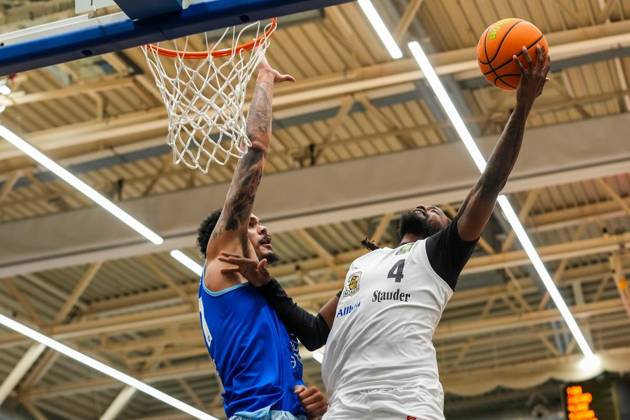 Basketball in Essen ** NUR FÜR REDAKTIONELLE ZWECKE ** EDITORIAL USE ONLY **<p>Quashawn Tyrese Lane (ETB Miners) gegen Jason George (Lions). Das Spiel der 2. Bundesliga ProA am 10.10. 2026, ETB Miners gegen die PS Karlsruhe LIONS, endete in der Sporthalle Am Hallo, Ernestinenstraße 57 mit X:X. Michael Gohl FUNKE Foto Services< p> Deutschland Nordrhein-Westfalen Essen Copyright: MichaelxGohl