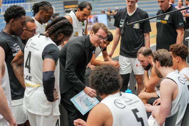 Basketball in Essen ** NUR FÜR REDAKTIONELLE ZWECKE ** EDITORIAL USE ONLY **<p>Trainer Lars Wendt (ETB Miners). Das Spiel der 2. Bundesliga ProA am 10.10. 2026, ETB Miners gegen die PS Karlsruhe LIONS, endete in der Sporthalle Am Hallo, Ernestinenstraße 57 mit X:X. Michael Gohl FUNKE Foto Services< p> Deutschland Nordrhein-Westfalen Essen Copyright: MichaelxGohl