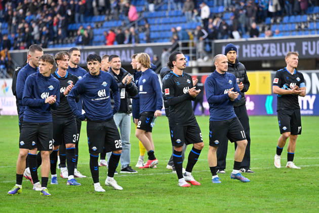 Paderborn, Home-Deluxe-Arena, 10.10.26, GER, Herren, 1.Bundesliga, Saison 2026-2027, SC Paderborn 07 - VfB Stuttgart Bild: Spieler aus Paderborn unzufrieden, enttaeuscht, niedergeschlagen, frustriert, traurig vor Fankurve, Fans, Fanblock DFL regulations prohibit any use of photographs as image sequences and or quasi-video. Nordrhein-Westfalen Deutschland