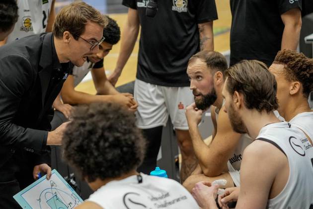 Basketball in Essen ** NUR FÜR REDAKTIONELLE ZWECKE ** EDITORIAL USE ONLY **<p>Trainer Lars Wendt (ETB Miners). Das Spiel der 2. Bundesliga ProA am 10.10. 2026, ETB Miners gegen die PS Karlsruhe LIONS, endete in der Sporthalle Am Hallo, Ernestinenstraße 57 mit X:X. Michael Gohl FUNKE Foto Services< p> Deutschland Nordrhein-Westfalen Essen Copyright: MichaelxGohl