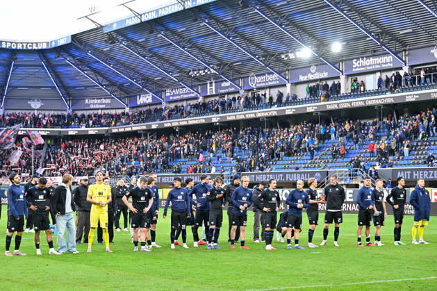 Paderborn, Home-Deluxe-Arena, 10.10.26, GER, Herren, 1.Bundesliga, Saison 2026-2027, SC Paderborn 07 - VfB Stuttgart Bild: Spieler aus Paderborn unzufrieden, enttaeuscht, niedergeschlagen, frustriert, traurig vor Fankurve, Fans, Fanblock DFL regulations prohibit any use of photographs as image sequences and or quasi-video. Nordrhein-Westfalen Deutschland