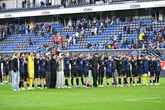 Paderborn, Home-Deluxe-Arena, 10.10.26, GER, Herren, 1.Bundesliga, Saison 2026-2027, SC Paderborn 07 - VfB Stuttgart Bild: Spieler aus Paderborn unzufrieden, enttaeuscht, niedergeschlagen, frustriert, traurig vor Fankurve, Fans, Fanblock DFL regulations prohibit any use of photographs as image sequences and or quasi-video. Nordrhein-Westfalen Deutschland