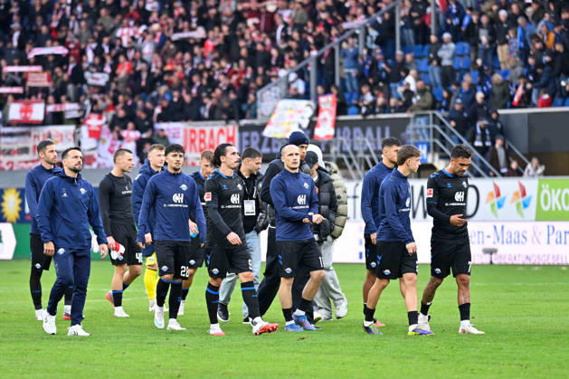 Paderborn, Home-Deluxe-Arena, 10.10.26, GER, Herren, 1.Bundesliga, Saison 2026-2027, SC Paderborn 07 - VfB Stuttgart Bild: Spieler aus Paderborn unzufrieden, enttaeuscht, niedergeschlagen, frustriert, traurig vor Fankurve, Fans, Fanblock DFL regulations prohibit any use of photographs as image sequences and or quasi-video. Nordrhein-Westfalen Deutschland