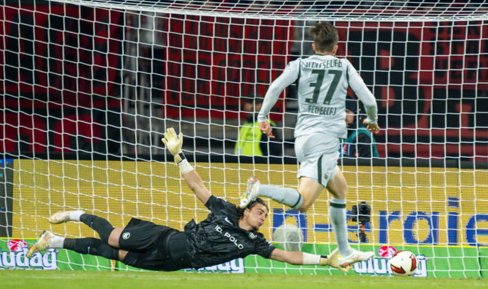 10.10.2026 - Fussball - Saison 2026 2027 - 2. Fussball - Bundesliga - 07. Spieltag: 1. FC Nürnberg FCN ( Club ) - VfL Wolfsburg WOB Wölfe - Sportfoto Zink - xwoxzix - DFL regulations prohibit any use of photographs as image sequences and or quasi-video - only for editorial use - Jakub Zielinski (30, VfL Wolfsburg ) muss Gegentor Tor zum 3:2 durch Mohamed Ali Zoma (23, 1. FC Nürnberg FCN , nicht im Bild ) hinnehmen