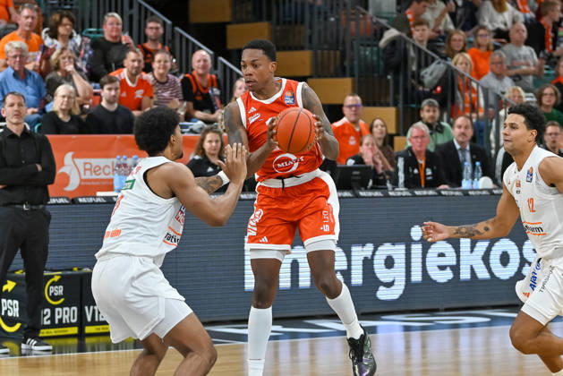 Justin Edler-Davies (RASTA Vechta, 10) am Ball im Duell mit Ibi Watson (ratiopharm Ulm, 02) RASTA Vechta vs. ratiopharm Ulm, easyCredit Basketball Bundesliga, 5. Spieltag, Saison 2026 2027, 10.10.2026, RASTA Vechta vs. ratiopharm Ulm, easyCredit Basketball Bundesliga, 5. Spieltag, Saison 2026 2027, 10.10.2026 Vechta Copyright: xEibner-Pressefoto RobertxGertzenx EP_RGN