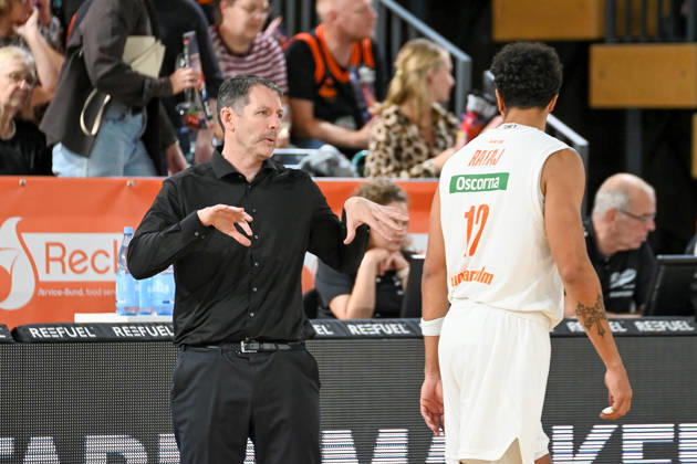 Ty Harrelson (ratiopharm Ulm, Coach) im Gespraech mit Micheal Rataj (ratiopharm Ulm, 12) RASTA Vechta vs. ratiopharm Ulm, easyCredit Basketball Bundesliga, 5. Spieltag, Saison 2026 2027, 10.10.2026, RASTA Vechta vs. ratiopharm Ulm, easyCredit Basketball Bundesliga, 5. Spieltag, Saison 2026 2027, 10.10.2026 Vechta Copyright: xEibner-Pressefoto RobertxGertzenx EP_RGN