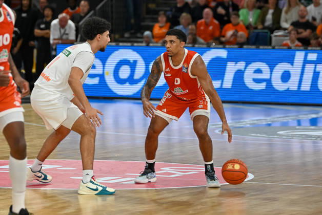 Dmitrik Trice (RASTA Vechta, 00) am Ball gegen Adam Atamna (ratiopharm Ulm, 00) RASTA Vechta vs. ratiopharm Ulm, easyCredit Basketball Bundesliga, 5. Spieltag, Saison 2026 2027, 10.10.2026, RASTA Vechta vs. ratiopharm Ulm, easyCredit Basketball Bundesliga, 5. Spieltag, Saison 2026 2027, 10.10.2026 Vechta Copyright: xEibner-Pressefoto RobertxGertzenx EP_RGN