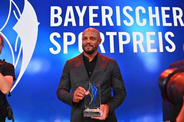 Trainer Vincent KOMPANY (Bayern Muenchen) mit dem Ehrenpreis des Bayerischen Mininsterpraesidenten Markus SOEDER. Bayerischer Sportpreis 2026 in der BMW Welt, Roter Teppich,Red Carpet am 10.10.2026
