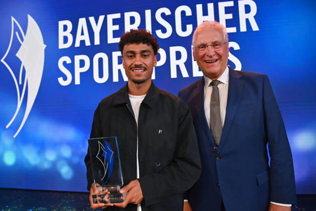 Nathaniel BROWN (Bayern Muenchen) mit seine Preis Joachim HERRMANN (Innenminister Bayern). Bayerischer Sportpreis 2026 in der BMW Welt, Roter Teppich,Red Carpet am 10.10.2026