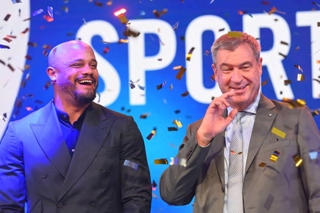 Trainer Vincent KOMPANY (Bayern Muenchen) mit dem Ehrenpreis des Bayerischen Mininsterpraesidenten Markus SOEDER. Bayerischer Sportpreis 2026 in der BMW Welt, Roter Teppich,Red Carpet am 10.10.2026