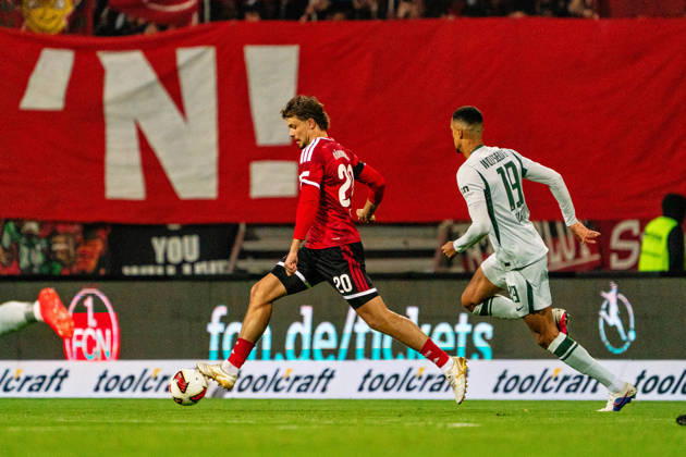 Fynn Otto (1. FC Nuernberg, 20) und Robert Glatzel (VfL Wolfsburg, 19), GER, 1. FC Nuernberg vs. VfL Wolfsburg, Fussball, 2. Bundesliga, 7. Spieltag, Saison 2026 2027, 10.10.2026, DFL REGULATIONS PROHIBIT ANY USE OF PHOTOGRAPHS AS IMAGE SEQUENCES AND OR QUASI-VIDEO, GER, 1. FC Nuernberg vs. VfL Wolfsburg, Fussball, 2. Bundesliga, 7. Spieltag, Saison 2026 2027, 10.10.2026 Nuernberg Copyright: xEibner-Pressefoto MaxxVogelx EP_MVL