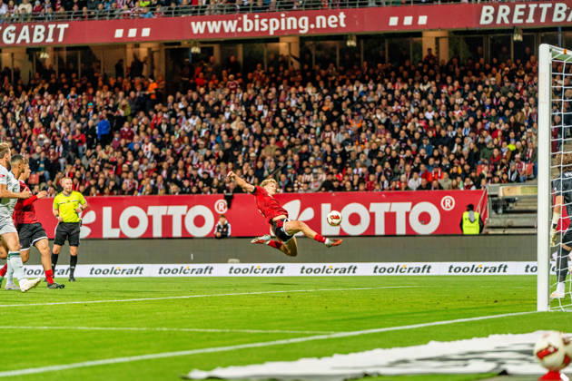 Piet Scobel (1. FC Nuernberg, 19), GER, 1. FC Nuernberg vs. VfL Wolfsburg, Fussball, 2. Bundesliga, 7. Spieltag, Saison 2026 2027, 10.10.2026, DFL REGULATIONS PROHIBIT ANY USE OF PHOTOGRAPHS AS IMAGE SEQUENCES AND OR QUASI-VIDEO, GER, 1. FC Nuernberg vs. VfL Wolfsburg, Fussball, 2. Bundesliga, 7. Spieltag, Saison 2026 2027, 10.10.2026 Nuernberg Copyright: xEibner-Pressefoto MaxxVogelx EP_MVL