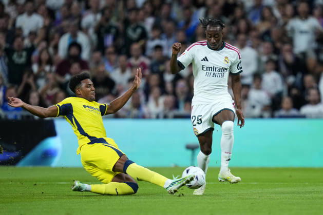 ESP: Real Madrid - Villarreal CF. La Liga EA Sports. Matchday 8. Yan Diomande of Real Madrid CF and Alex Freeman of Villarreal CF during the La Liga EA Sports match between Real Madrid and Villarreal CF played at Santiago Bernabeu Stadium on 10 Oct 2026 in Madrid, Spain. kpng Copyright: xCesarxCebollax xPRESSINPHOTOx PS_2627_RMA_VIL_017