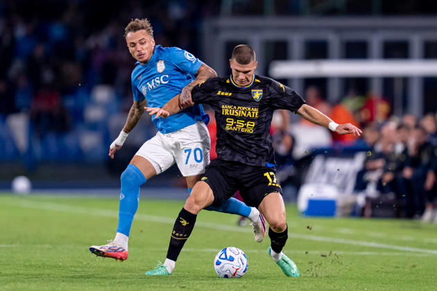 Napoli v Frosinone - Serie A Enilive Noa Lang of SSC Napoli and Giorgi Kvernadze of Frosinone Calcio compete for the ball during the Serie A Enilive match between Napoli and Frosinone at Stadio Diego Armando Maradona on October 10, 2026 in Naples, Italy Naples Stadio Diego Armando Maradona Campania Italy Copyright: xGiuseppexMaffiax 261010_SerieA_Napoli-Frosinone_GM_02883