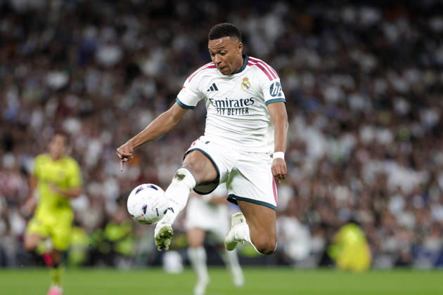 LA LIGA EA Sports - Real Madrid vs Villarreal MADRID, SPAIN - October 10:Kylian Mbappe of Real Madrid controls the ball during the La Liga 2026 27 match between Real Madrid and Villarreal at Santiago Bernabeu Stadium. (Photo by Guille Martinez f22photo) Madrid Santiago Bernabeu Stadium Spain Copyright: xGuillermoxMartinezx