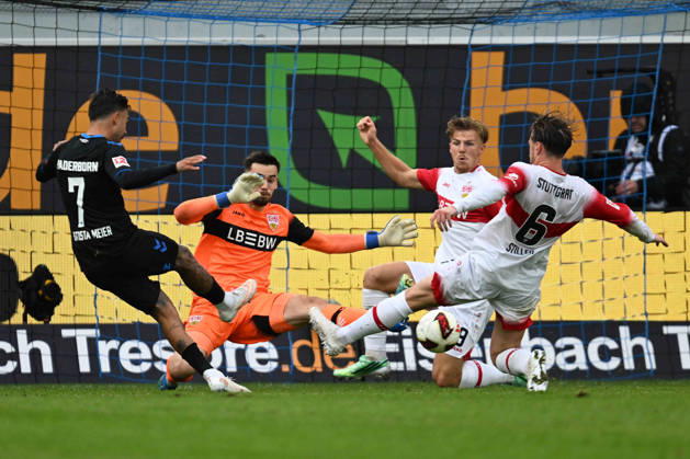 Paderborn, Home-Deluxe-Arena, 10.10.26, GER, Herren, 1.Bundesliga, Saison 2026-2027, SC Paderborn 07 - VfB Stuttgart Bild: Torchance Oliver BATISTA MEIER (Paderborn). Torwart Dennis SEIMEN (Stuttgart) wehrt ab DFL regulations prohibit any use of photographs as image sequences and or quasi-video. Nordrhein-Westfalen Deutschland