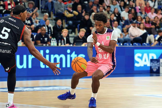 Chuck Harris (MLP Academics Heidelberg, 0) speilt den Ball ab. GER BBL MLP Academics Heidelberg - SBB Baskets Wolmirstedt Basketball Barmer 2.Basketball Bundesliga ProA 4.Spieltag Saison 2026 2027 10.10.2026 GER MLP Academics Heidelberg - SBB Baskets Wolmirstedt, Basketball Barmer 2.Basketball Bundesliga ProA 4.Spieltag Saison 2026 2027 10.10.2026 Heidelberg Copyright: xEibner-Pressefoto JoergxHirschx EP_JHH