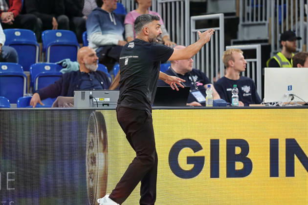 Achmadschah Zazai (SBB Baskets Wolmirstedt, Cheftrainer) gibt Anweisungen. GER BBL MLP Academics Heidelberg - SBB Baskets Wolmirstedt Basketball Barmer 2.Basketball Bundesliga ProA 4.Spieltag Saison 2026 2027 10.10.2026 GER MLP Academics Heidelberg - SBB Baskets Wolmirstedt, Basketball Barmer 2.Basketball Bundesliga ProA 4.Spieltag Saison 2026 2027 10.10.2026 Heidelberg Copyright: xEibner-Pressefoto JoergxHirschx EP_JHH