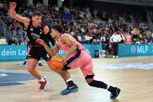 v. li. im Zweikampf, Brock Gardner (SBB Baskets Wolmirstedt, 4),Kevin McClain (MLP Academics Heidelberg, 03) GER BBL MLP Academics Heidelberg - SBB Baskets Wolmirstedt Basketball Barmer 2.Basketball Bundesliga ProA 4.Spieltag Saison 2026 2027 10.10.2026 GER MLP Academics Heidelberg - SBB Baskets Wolmirstedt, Basketball Barmer 2.Basketball Bundesliga ProA 4.Spieltag Saison 2026 2027 10.10.2026 Heidelberg Copyright: xEibner-Pressefoto JoergxHirschx EP_JHH