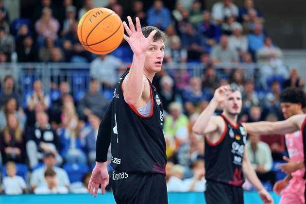 Brock Gardner (SBB Baskets Wolmirstedt, 4) an der Ballabgabe. GER BBL MLP Academics Heidelberg - SBB Baskets Wolmirstedt Basketball Barmer 2.Basketball Bundesliga ProA 4.Spieltag Saison 2026 2027 10.10.2026 GER MLP Academics Heidelberg - SBB Baskets Wolmirstedt, Basketball Barmer 2.Basketball Bundesliga ProA 4.Spieltag Saison 2026 2027 10.10.2026 Heidelberg Copyright: xEibner-Pressefoto JoergxHirschx EP_JHH