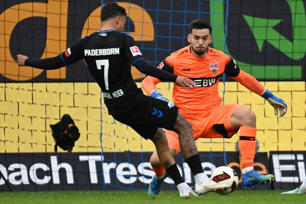 Paderborn, Home-Deluxe-Arena, 10.10.26, GER, Herren, 1.Bundesliga, Saison 2026-2027, SC Paderborn 07 - VfB Stuttgart Bild: Torchance Oliver BATISTA MEIER (Paderborn). Torwart Dennis SEIMEN (Stuttgart) wehrt ab DFL regulations prohibit any use of photographs as image sequences and or quasi-video. Nordrhein-Westfalen Deutschland