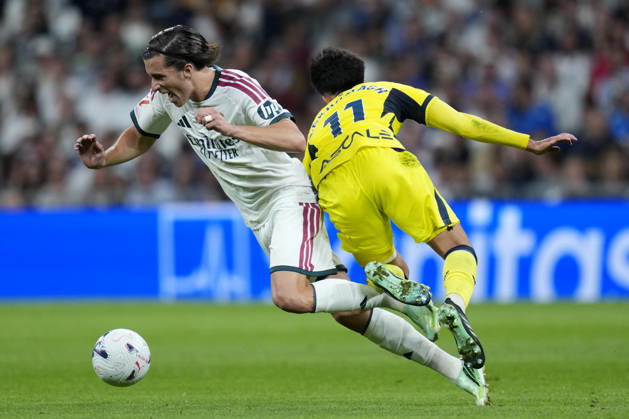 ESP: Real Madrid - Villarreal CF. La Liga EA Sports. Matchday 8. Alvaro Carreras of Real Madrid CF and Ilias Akhomach of Villarreal CF during the La Liga EA Sports match between Real Madrid and Villarreal CF played at Santiago Bernabeu Stadium on 10 Oct 2026 in Madrid, Spain. kpng Copyright: xCesarxCebollax xPRESSINPHOTOx PS_2627_RMA_VIL_068