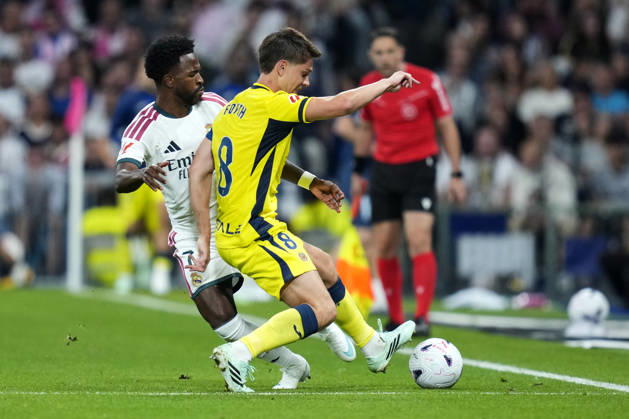 ESP: Real Madrid - Villarreal CF. La Liga EA Sports. Matchday 8. Vinicius Junior of Real Madrid CF and Juan Foyth of Villarreal CF during the La Liga EA Sports match between Real Madrid and Villarreal CF played at Santiago Bernabeu Stadium on 10 Oct 2026 in Madrid, Spain. kpng Copyright: xCesarxCebollax xPRESSINPHOTOx PS_2627_RMA_VIL_087