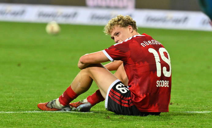 10.10.2026 - Fussball - Saison 2026 2027 - 2. Fussball - Bundesliga - 07. Spieltag: 1. FC Nürnberg FCN ( Club ) - VfL Wolfsburg WOB Wölfe - Sportfoto Zink - xwoxzix - DFL regulations prohibit any use of photographs as image sequences and or quasi-video - only for editorial use - Piet Scobel (19, 1. FC Nürnberg FCN ) enttäuscht Enttäuschung nach Spielende