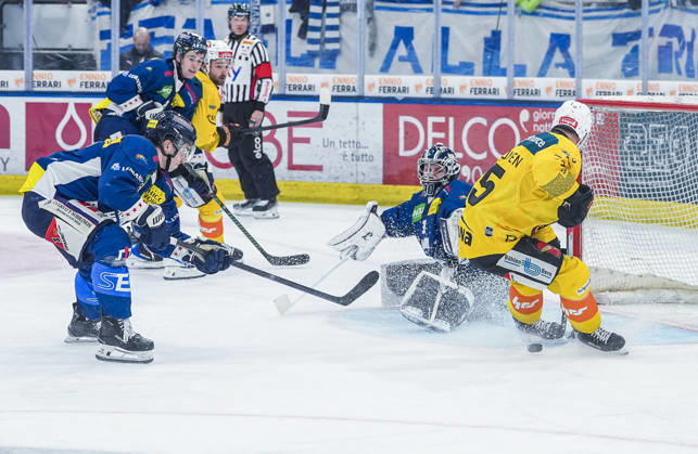 10 10 2026, Quinto, Gottardo Arena, NL: HC Ambri-Piotta v SC Bern: 15 Miro Aaltonen (Bern) against 30 goalkeeper Philip Wuthrich (Ambri) Quinto Gottardo Arena Ticino Switzerland Copyright: xJustPictures.ch JarixPestelaccix jp-en-JaPe-JP6_JAr_NL_HCAP_SCBern_10Ott2026_000105