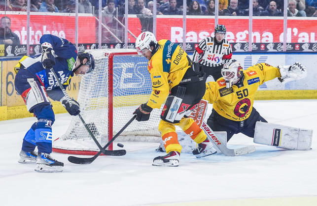 10 10 2026, Quinto, Gottardo Arena, NL: HC Ambri-Piotta v SC Bern: 44 Andre Heim (Ambri) against 4 Rodwin Dionicio (Bern) Quinto Gottardo Arena Ticino Switzerland Copyright: xJustPictures.ch JarixPestelaccix jp-en-JaPe-JP6_JAr_NL_HCAP_SCBern_10Ott2026_000161