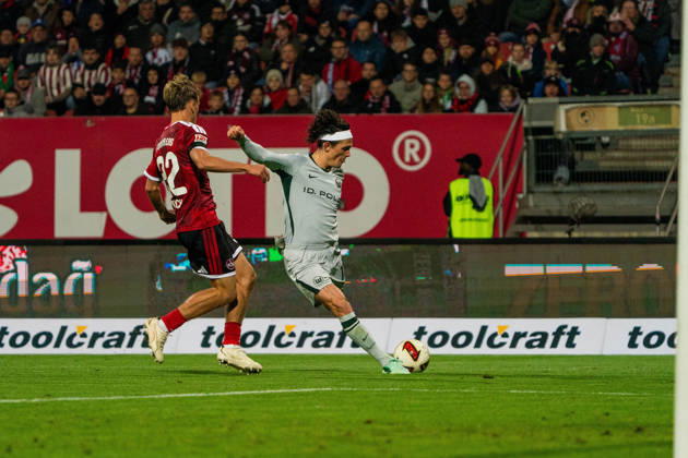Tim Janisch (1. FC Nuernberg, 32) und Fabian Reese (VfL Wolfsburg, 11), GER, 1. FC Nuernberg vs. VfL Wolfsburg, Fussball, 2. Bundesliga, 7. Spieltag, Saison 2026 2027, 10.10.2026, DFL REGULATIONS PROHIBIT ANY USE OF PHOTOGRAPHS AS IMAGE SEQUENCES AND OR QUASI-VIDEO, GER, 1. FC Nuernberg vs. VfL Wolfsburg, Fussball, 2. Bundesliga, 7. Spieltag, Saison 2026 2027, 10.10.2026 Nuernberg Copyright: xEibner-Pressefoto MaxxVogelx EP_MVL