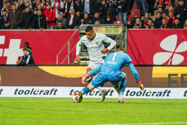 Robert Glatzel (VfL Wolfsburg, 19) und Jan Reichert (1. FC Nuernberg, 01), GER, 1. FC Nuernberg vs. VfL Wolfsburg, Fussball, 2. Bundesliga, 7. Spieltag, Saison 2026 2027, 10.10.2026, DFL REGULATIONS PROHIBIT ANY USE OF PHOTOGRAPHS AS IMAGE SEQUENCES AND OR QUASI-VIDEO, GER, 1. FC Nuernberg vs. VfL Wolfsburg, Fussball, 2. Bundesliga, 7. Spieltag, Saison 2026 2027, 10.10.2026 Nuernberg Copyright: xEibner-Pressefoto MaxxVogelx EP_MVL