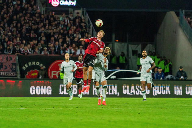 Eric Porstner (1. FC Nuernberg, 41) und Muhammed Damar (VfL Wolfsburg, 20), GER, 1. FC Nuernberg vs. VfL Wolfsburg, Fussball, 2. Bundesliga, 7. Spieltag, Saison 2026 2027, 10.10.2026, DFL REGULATIONS PROHIBIT ANY USE OF PHOTOGRAPHS AS IMAGE SEQUENCES AND OR QUASI-VIDEO, GER, 1. FC Nuernberg vs. VfL Wolfsburg, Fussball, 2. Bundesliga, 7. Spieltag, Saison 2026 2027, 10.10.2026 Nuernberg Copyright: xEibner-Pressefoto MaxxVogelx EP_MVL