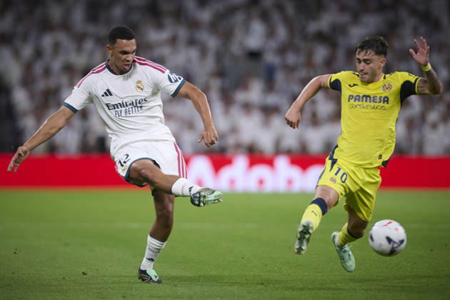 Real Madrid CF™s Trent Alexander-Arnold (l) and Villarreal CFs Alberto Moleiro during La Liga match. October 10 ,2026. (20261010042)