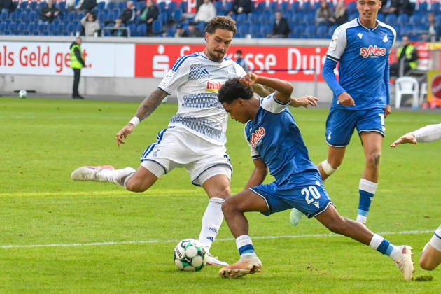 Strafraumszene Torchance von Lex Tyger Lobinger (Duisburg 9) Tiago Poller (Hoffenheim 20) (re.) 10.10.2026 ¢ Fussball ¢ MSV Duisburg vs TSG 1899 Hoffenheim II, Schauinsland-Reisen-Arena, Duisburg, DFB DFL REGULATIONS PROHIBIT ANY USE OF PHOTOGRAPHS AS IMAGE SEQUENCES AND OR QUASI-VIDEO NRW Germany