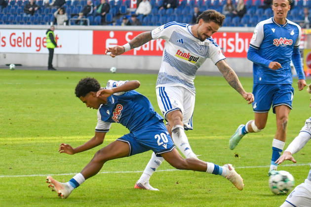 Strafraumszene Torchance von Lex Tyger Lobinger (Duisburg 9) Tiago Poller (Hoffenheim 20) (li.) 10.10.2026 ¢ Fussball ¢ MSV Duisburg vs TSG 1899 Hoffenheim II, Schauinsland-Reisen-Arena, Duisburg, DFB DFL REGULATIONS PROHIBIT ANY USE OF PHOTOGRAPHS AS IMAGE SEQUENCES AND OR QUASI-VIDEO NRW Germany