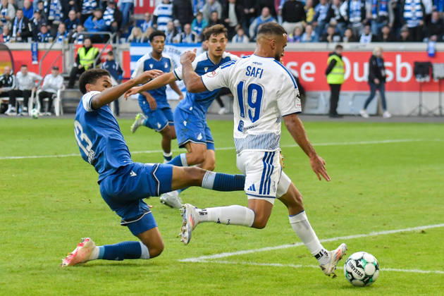 Strafraumszene Torchance von Ramien Safi (Duisburg 19) Tristan Spranger (Hoffenheim 13) (li.) 10.10.2026 ¢ Fussball ¢ MSV Duisburg vs TSG 1899 Hoffenheim II, Schauinsland-Reisen-Arena, Duisburg, DFB DFL REGULATIONS PROHIBIT ANY USE OF PHOTOGRAPHS AS IMAGE SEQUENCES AND OR QUASI-VIDEO NRW Germany