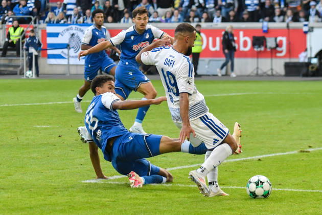Strafraumszene Torchance von Ramien Safi (Duisburg 19) Tristan Spranger (Hoffenheim 13) (li.) 10.10.2026 ¢ Fussball ¢ MSV Duisburg vs TSG 1899 Hoffenheim II, Schauinsland-Reisen-Arena, Duisburg, DFB DFL REGULATIONS PROHIBIT ANY USE OF PHOTOGRAPHS AS IMAGE SEQUENCES AND OR QUASI-VIDEO NRW Germany
