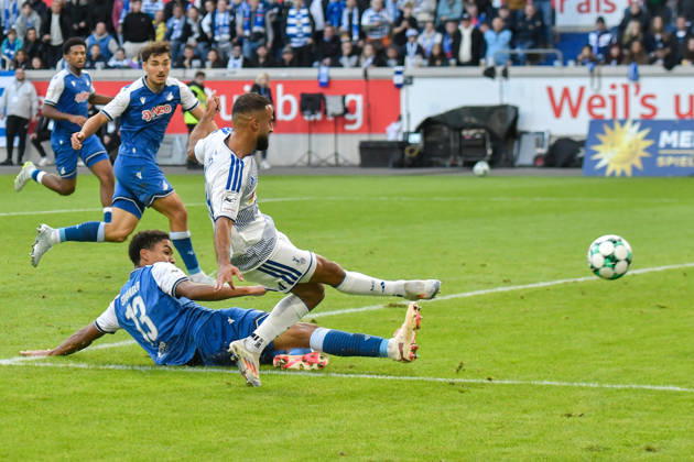 Strafraumszene Torchance von Ramien Safi (Duisburg 19) Tristan Spranger (Hoffenheim 13) (li.) 10.10.2026 ¢ Fussball ¢ MSV Duisburg vs TSG 1899 Hoffenheim II, Schauinsland-Reisen-Arena, Duisburg, DFB DFL REGULATIONS PROHIBIT ANY USE OF PHOTOGRAPHS AS IMAGE SEQUENCES AND OR QUASI-VIDEO NRW Germany