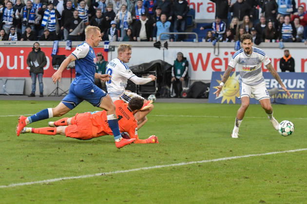 Peter Remmert (Duisburg 39) erzielt das Tor zum 3:2 10.10.2026 ¢ Fussball ¢ MSV Duisburg vs TSG 1899 Hoffenheim II, Schauinsland-Reisen-Arena, Duisburg, DFB DFL REGULATIONS PROHIBIT ANY USE OF PHOTOGRAPHS AS IMAGE SEQUENCES AND OR QUASI-VIDEO NRW Germany