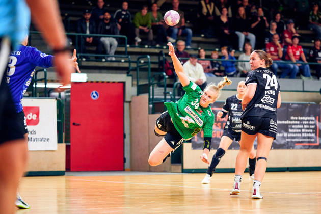 JONNA SCHAUBE (Fuechse Berlin, 34), Lisa Fuchs (SG Nuertingen-Zizishausen, 24), GER, 2. Handball - Bundesliga Frauen, Fuechse Berlin vs. SG Nuertingen-Zizishausen, Saison 2026 27, 5. Spieltag, 10.10.2026 GER, 2. Handball - Bundesliga Frauen, Fuechse Berlin vs. SG Nuertingen-Zizishausen, Saison 2026 27, 5. Spieltag, 10.10.2026 Berlin